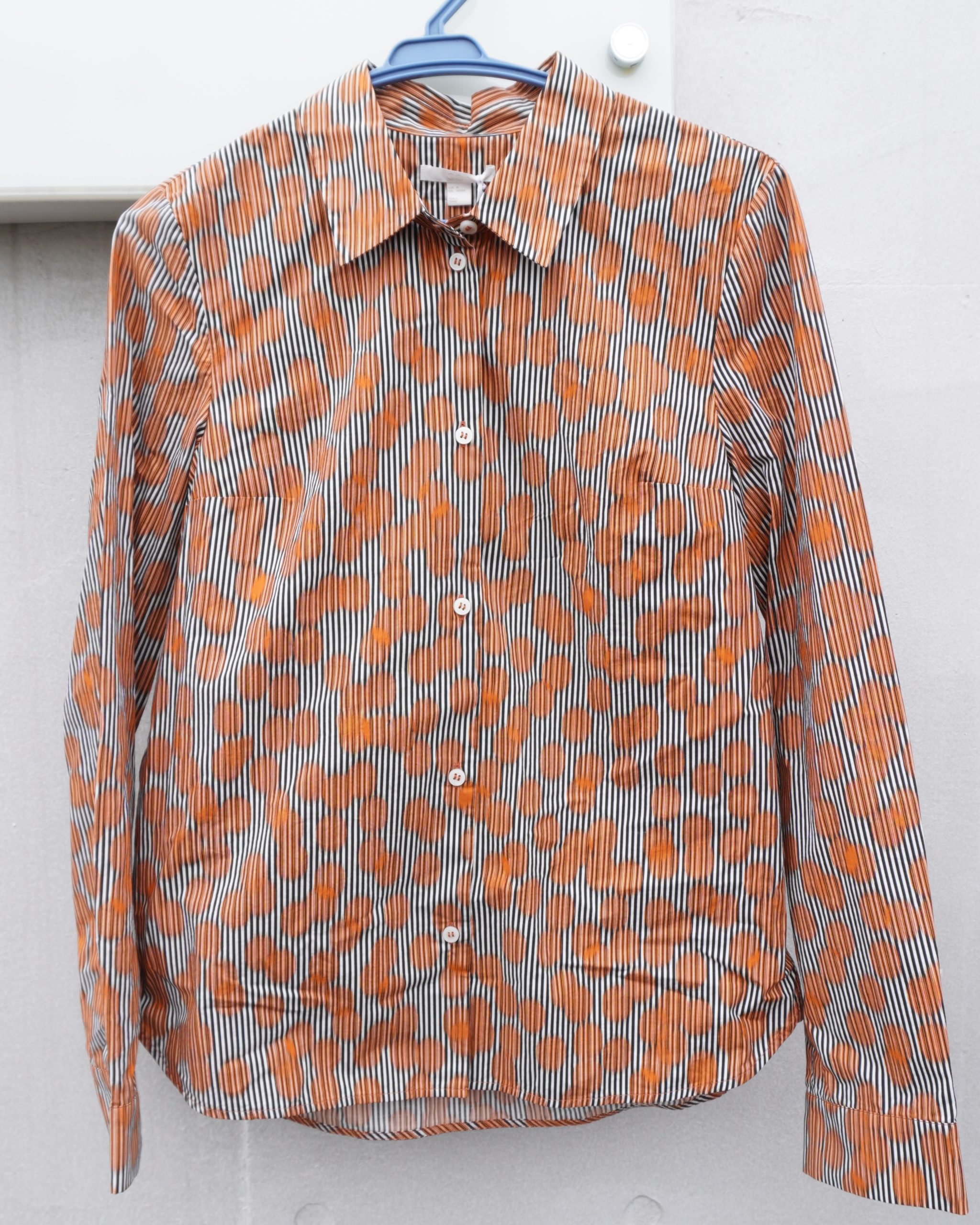 オレンジ斑シャツ