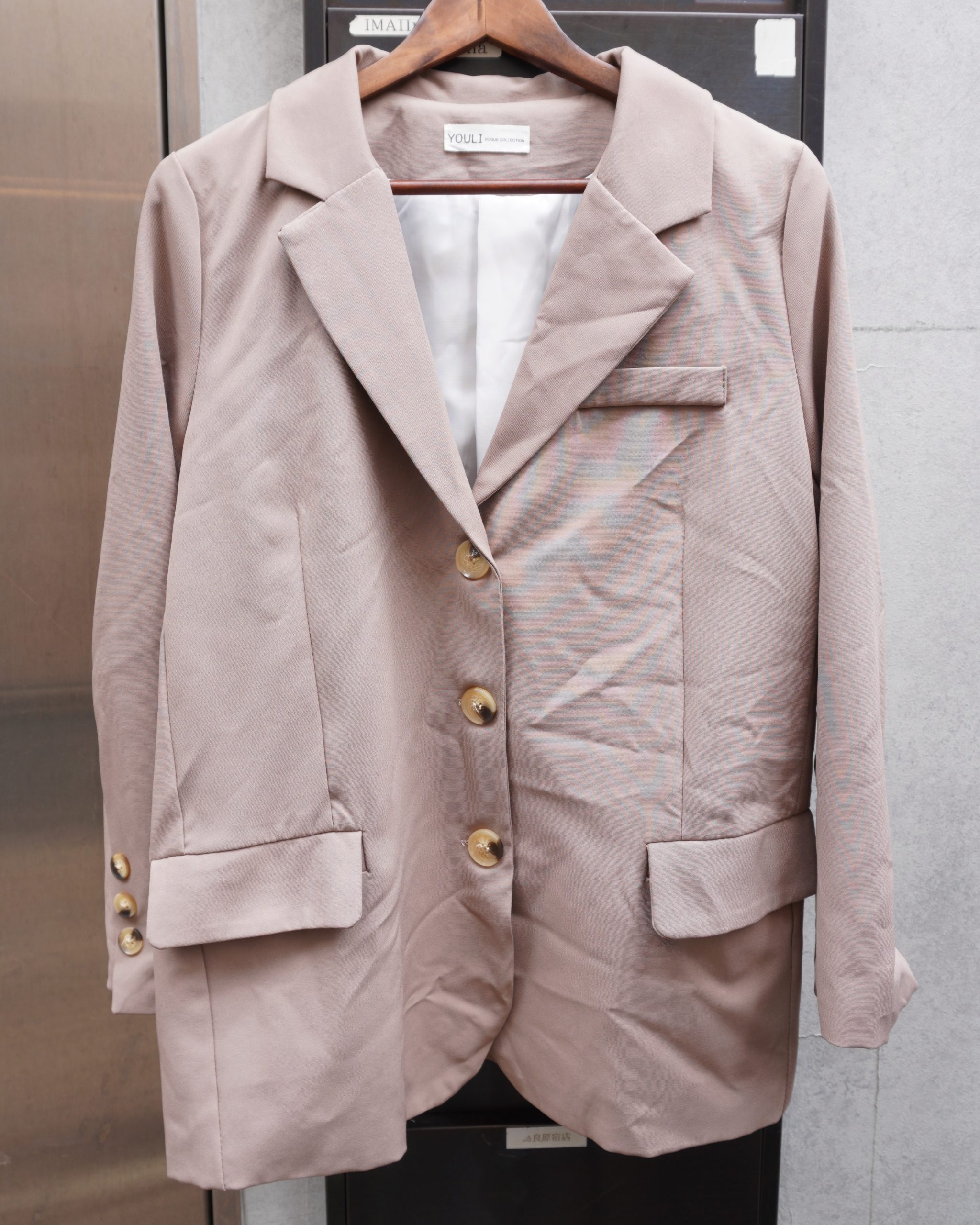 ベージュ系ジャケット