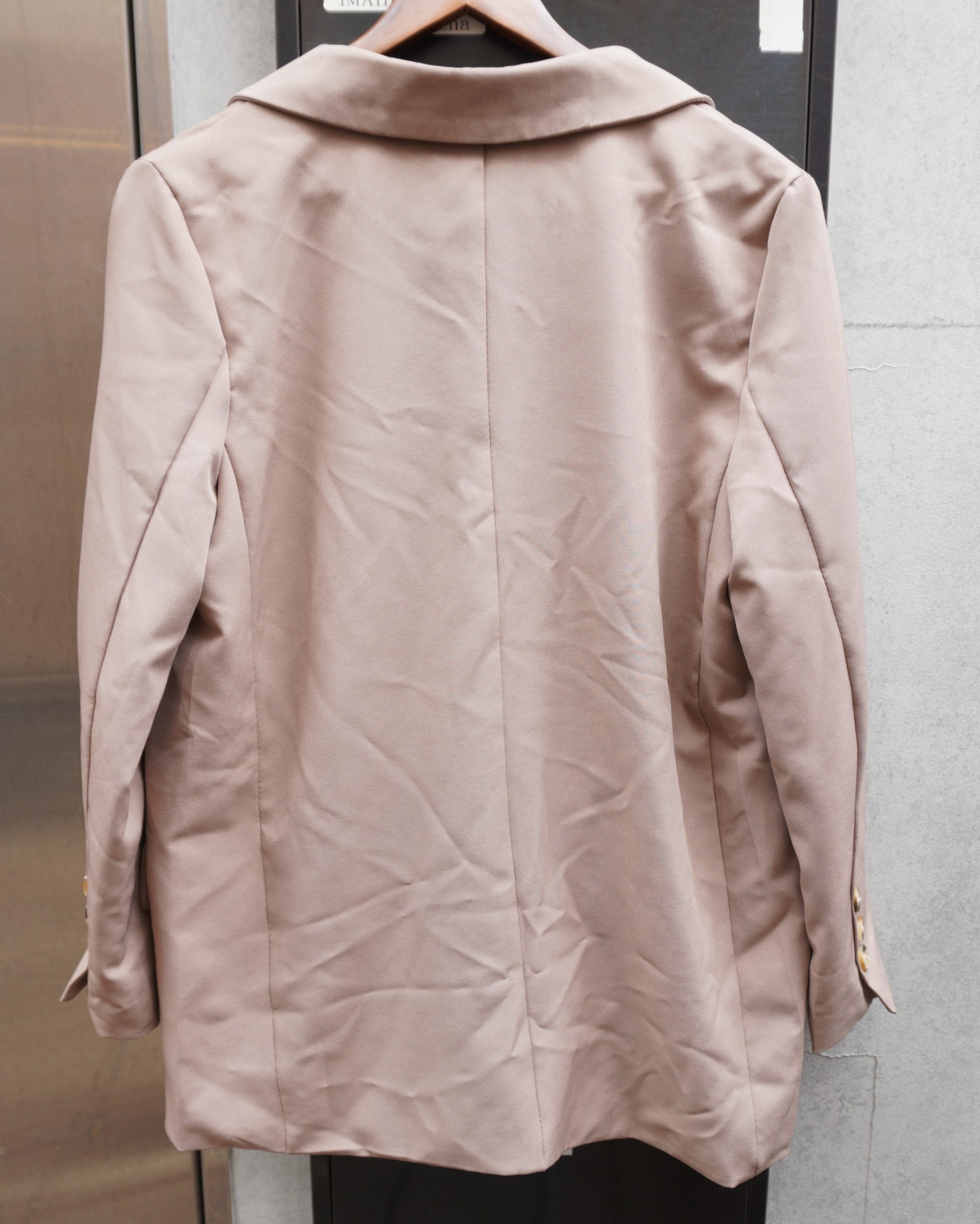 ベージュ系ジャケット