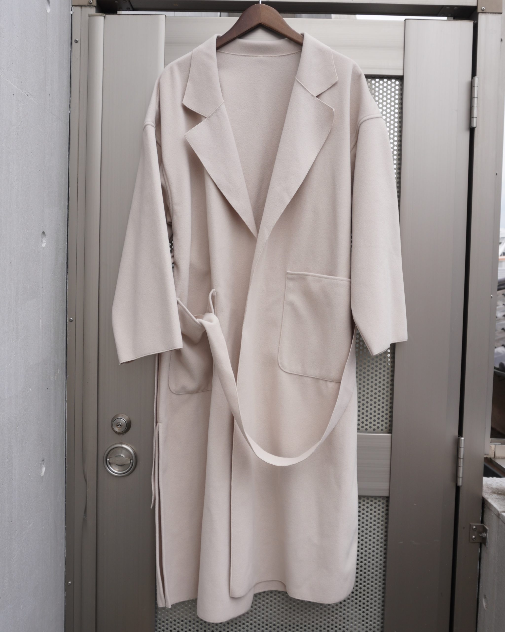 ホワイト系ロングコート