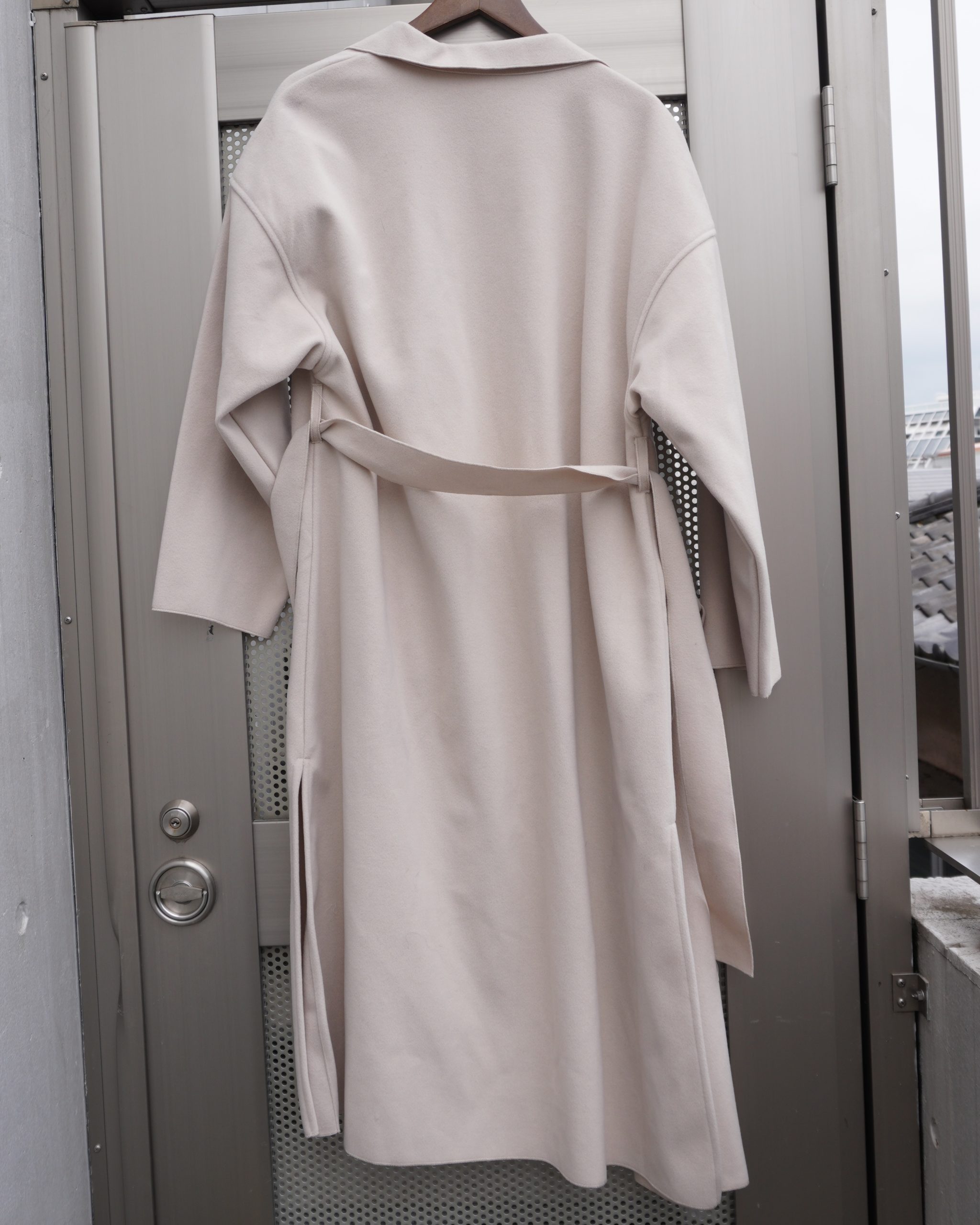 ホワイト系ロングコート