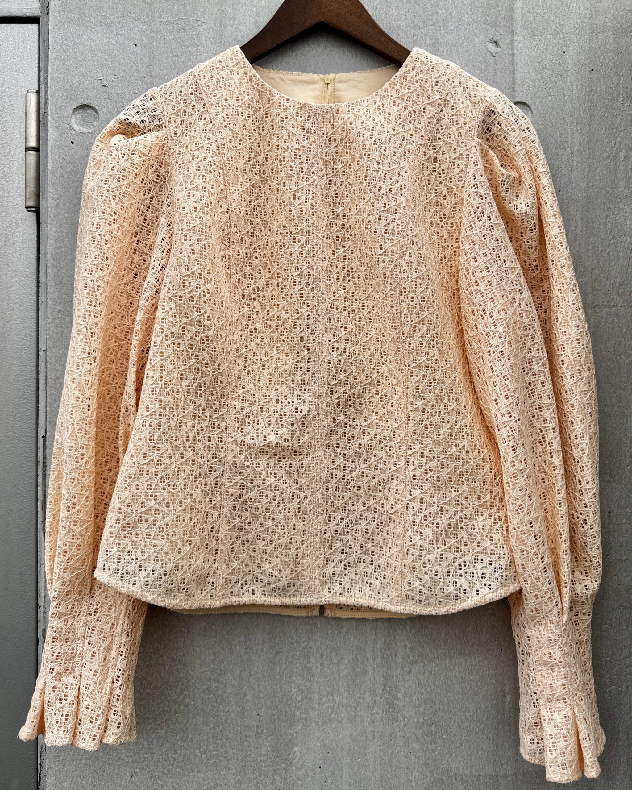 ベージュ系トップス