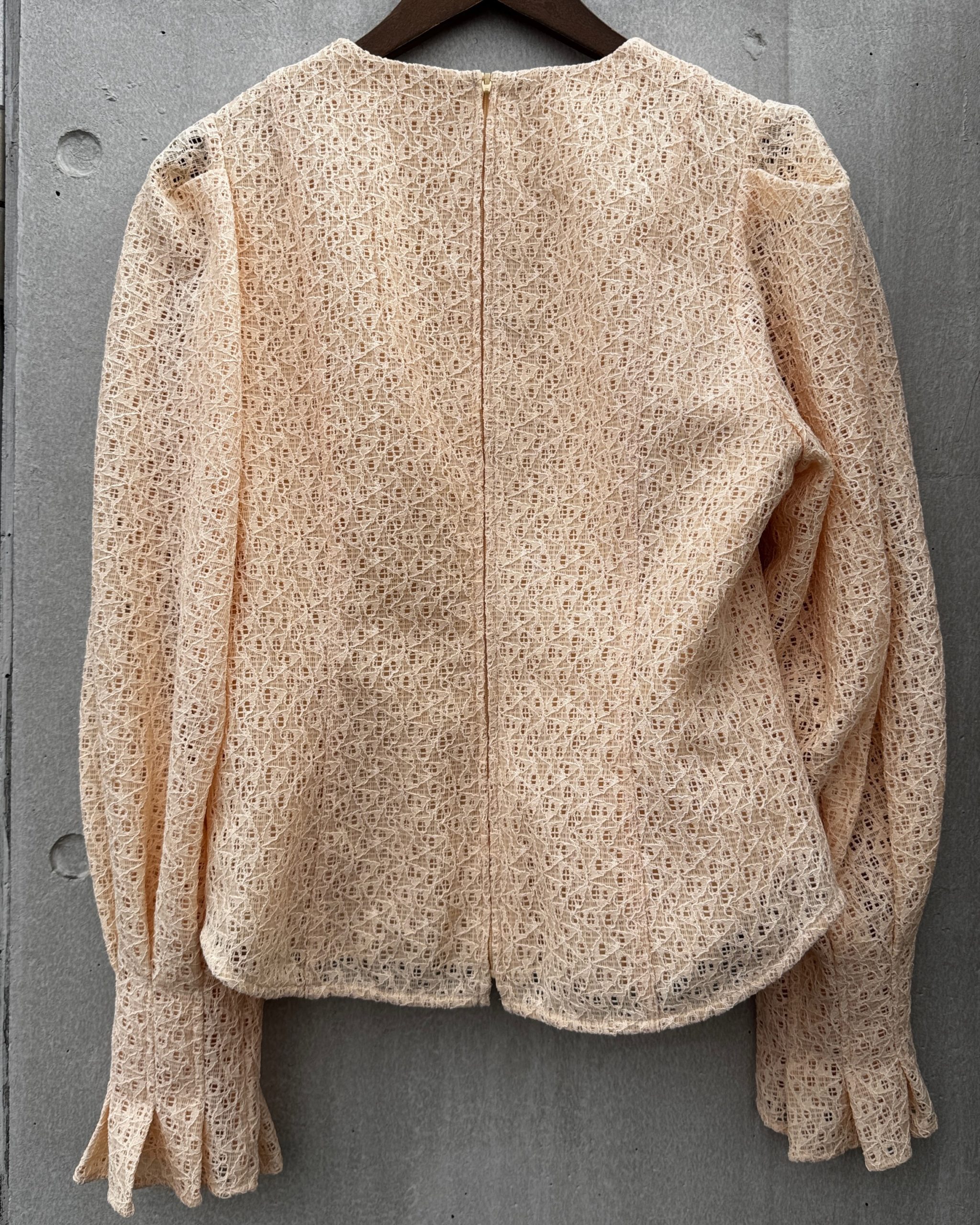 ベージュ系トップス