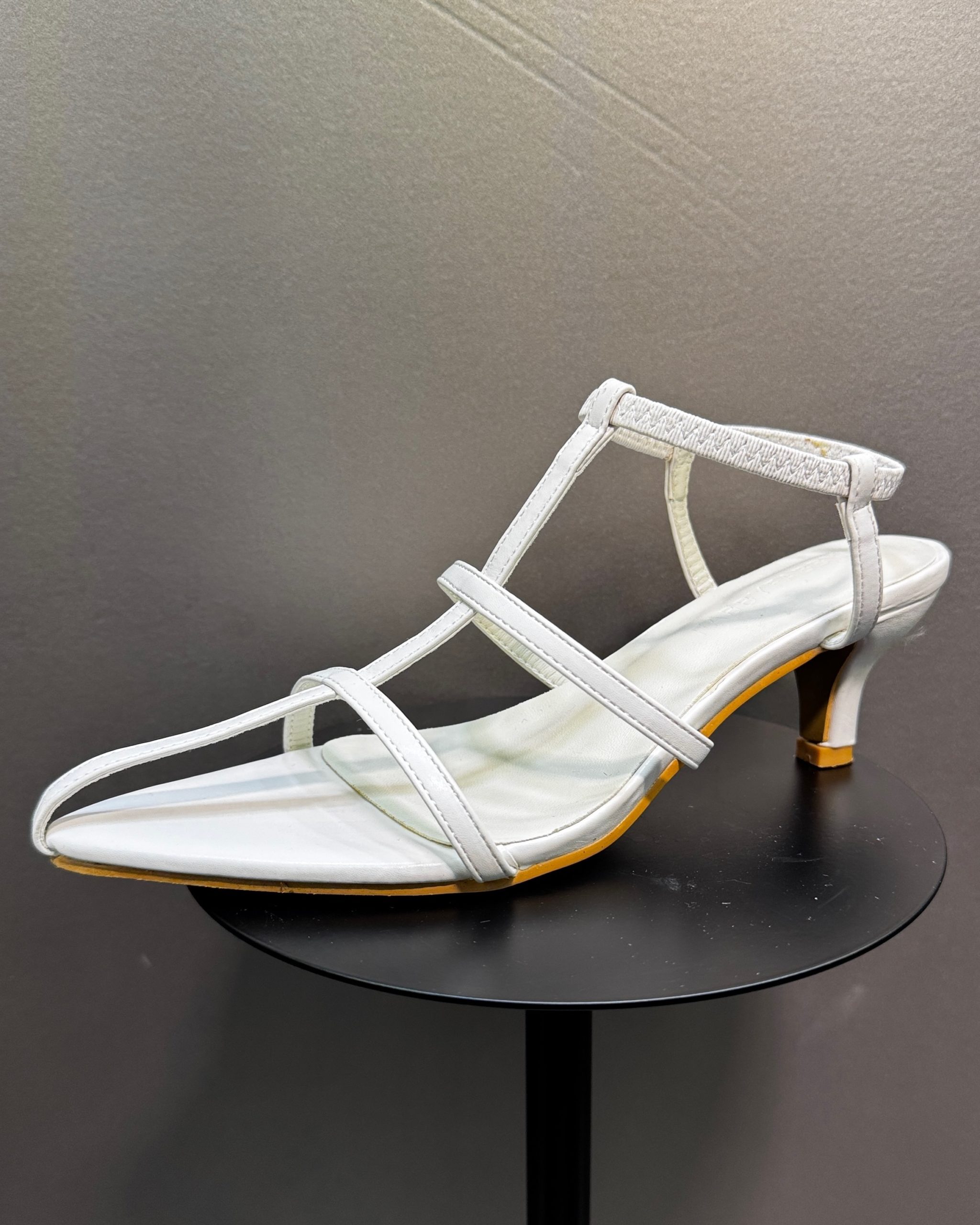 ひもパンプスホワイト系