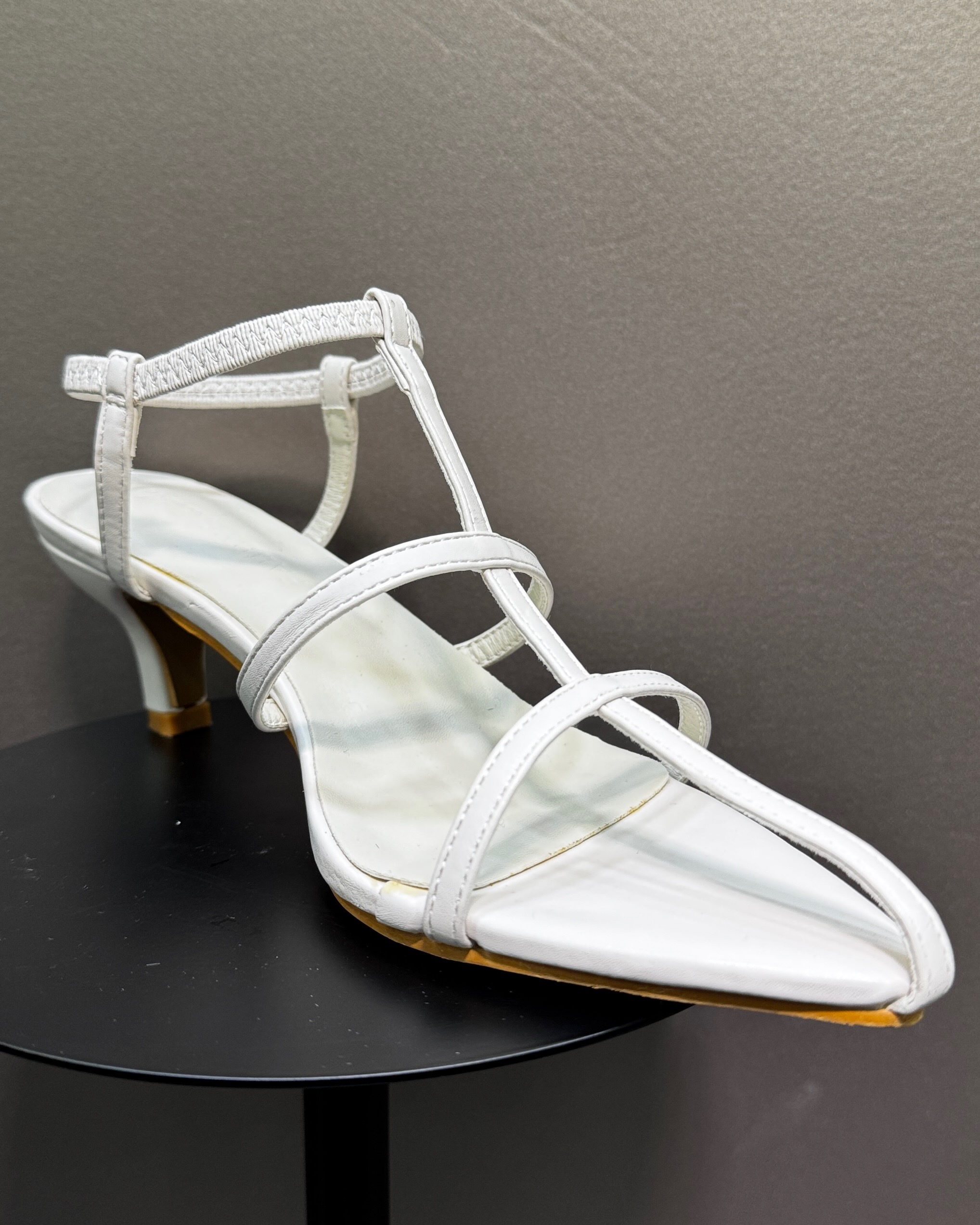 ひもパンプスホワイト系