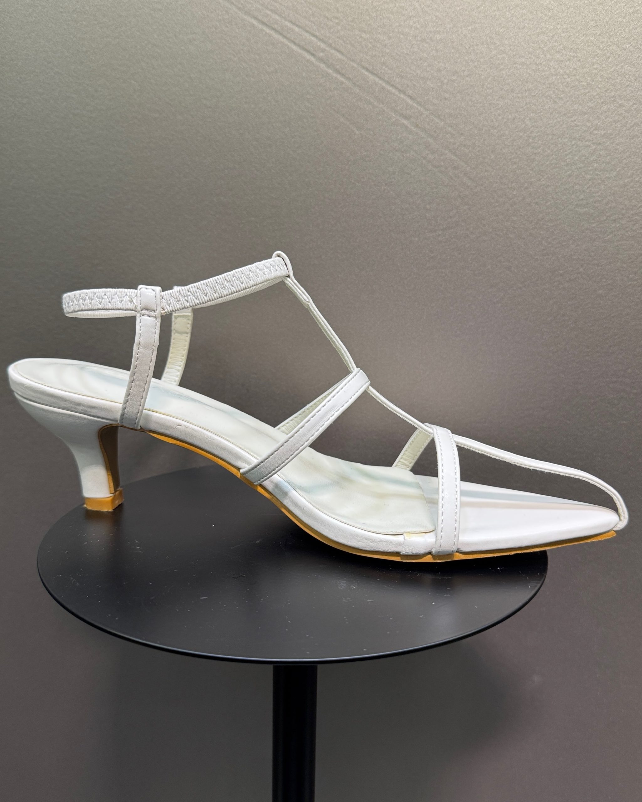 ひもパンプスホワイト系