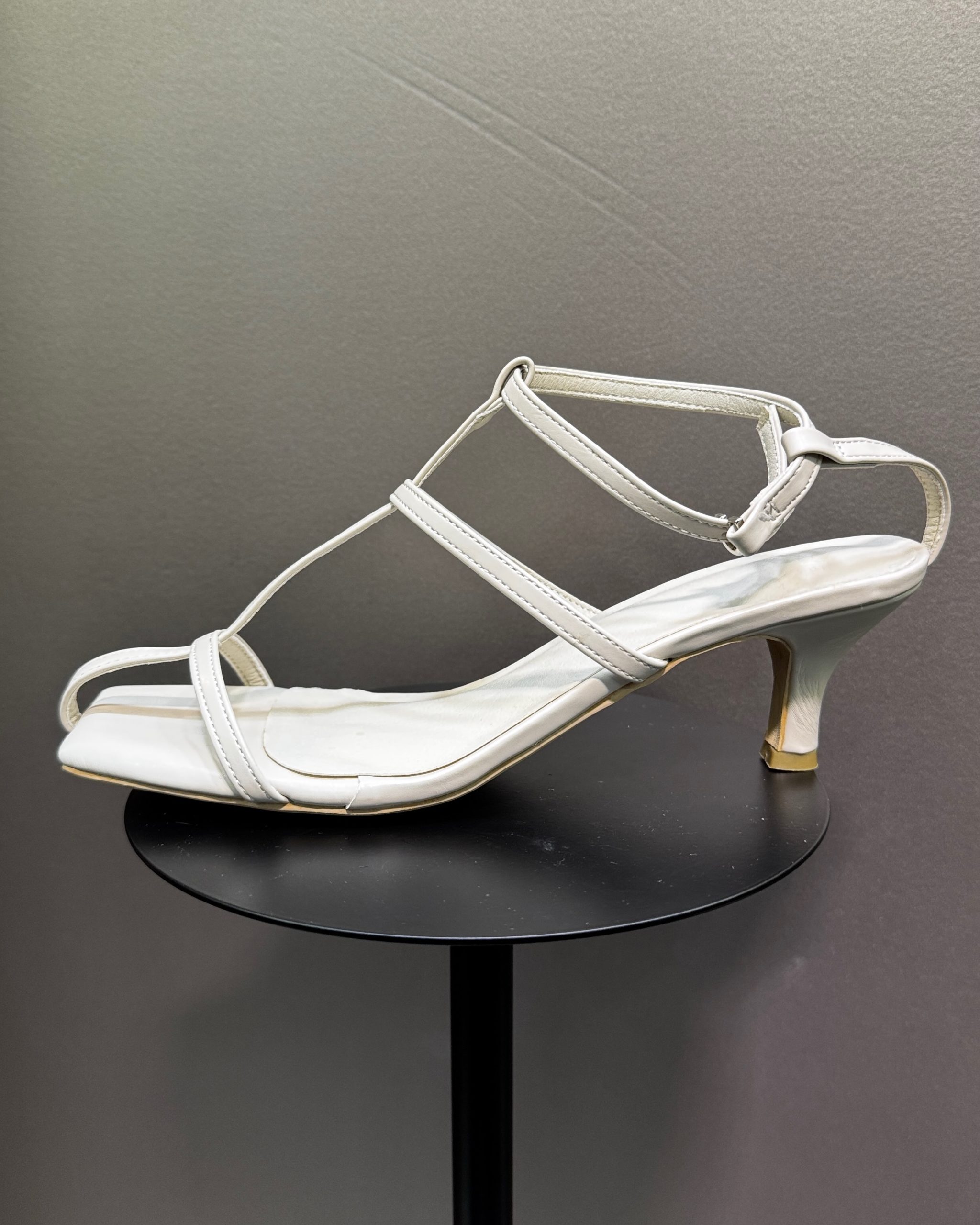 留め具有り白パンプススクエア