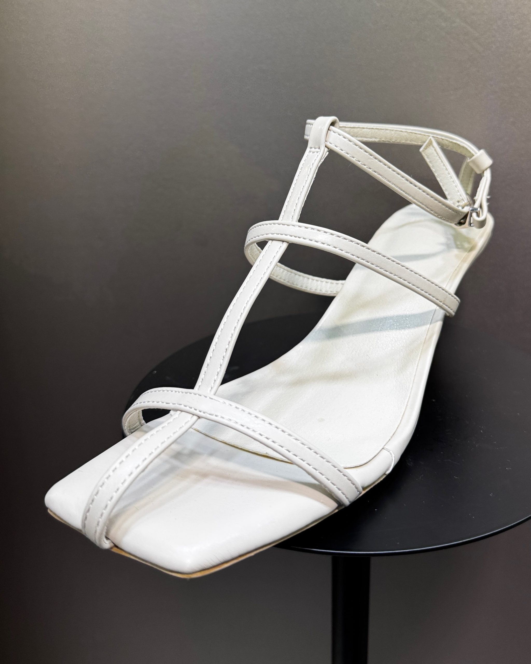 留め具有り白パンプススクエア