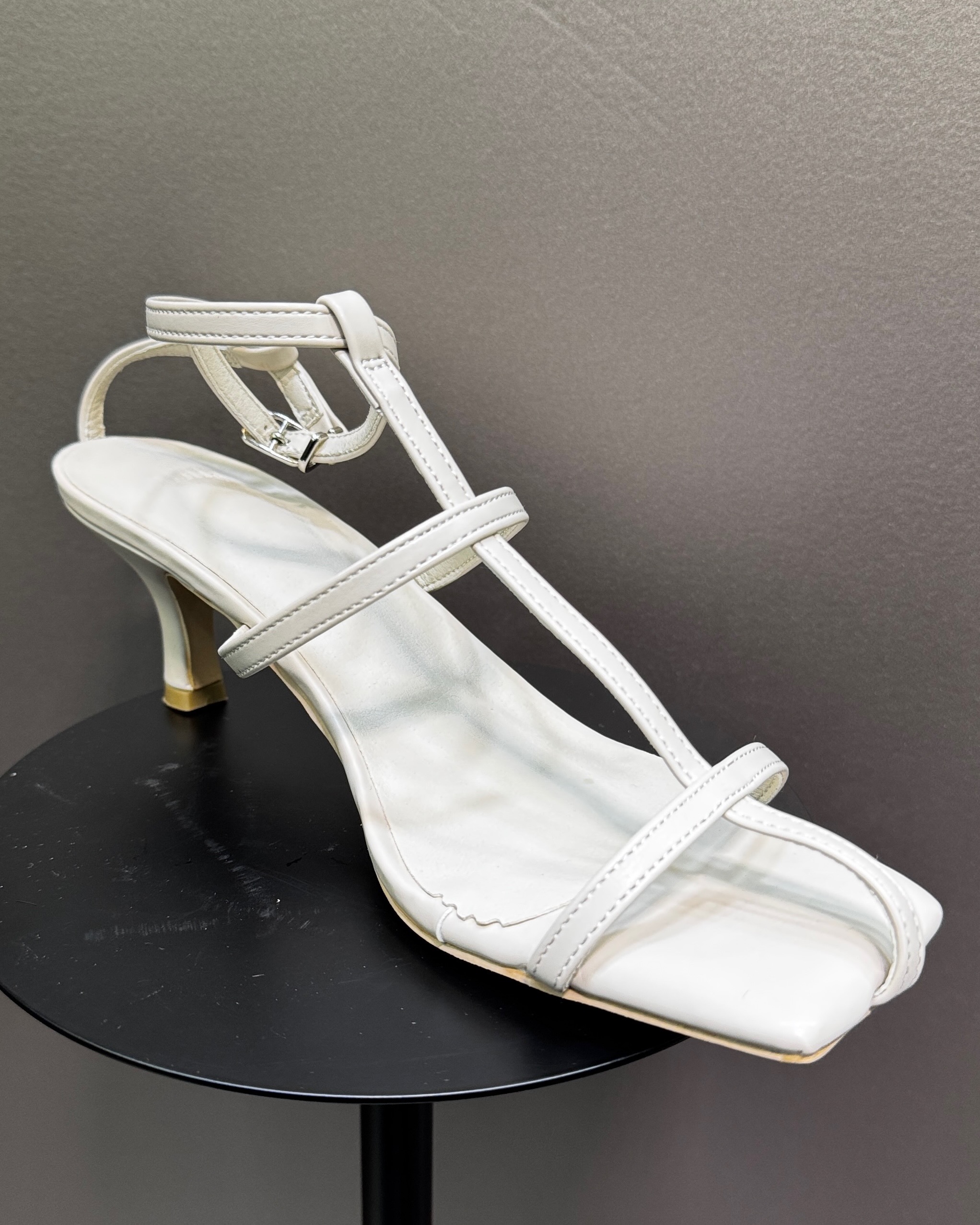 留め具有り白パンプススクエア