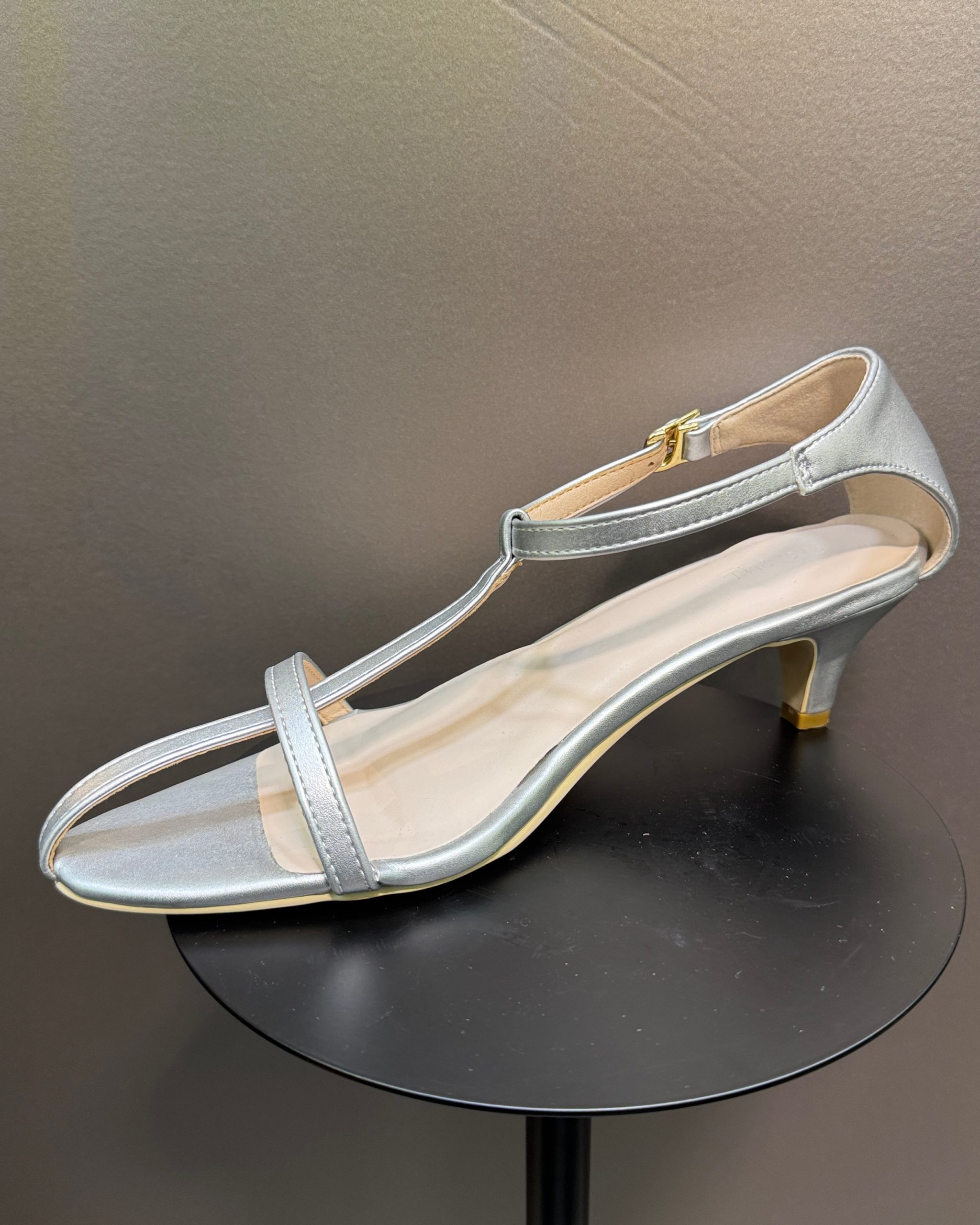 シルバーストラップパンプス