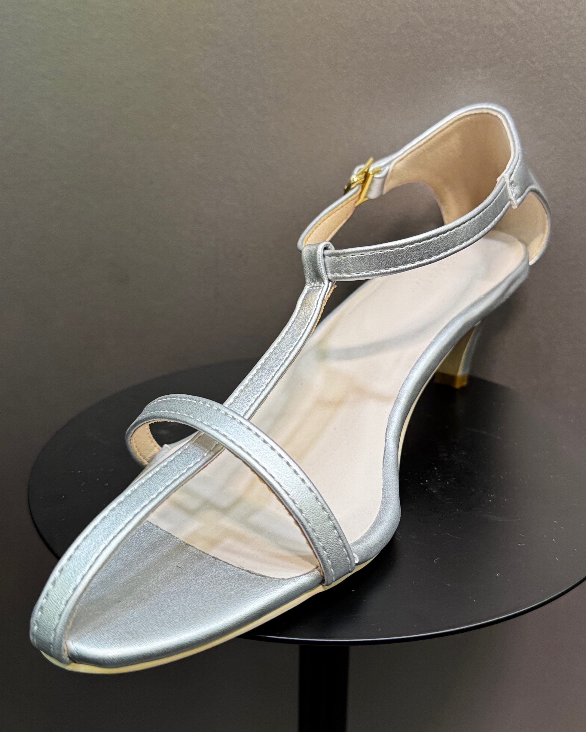 シルバーストラップパンプス
