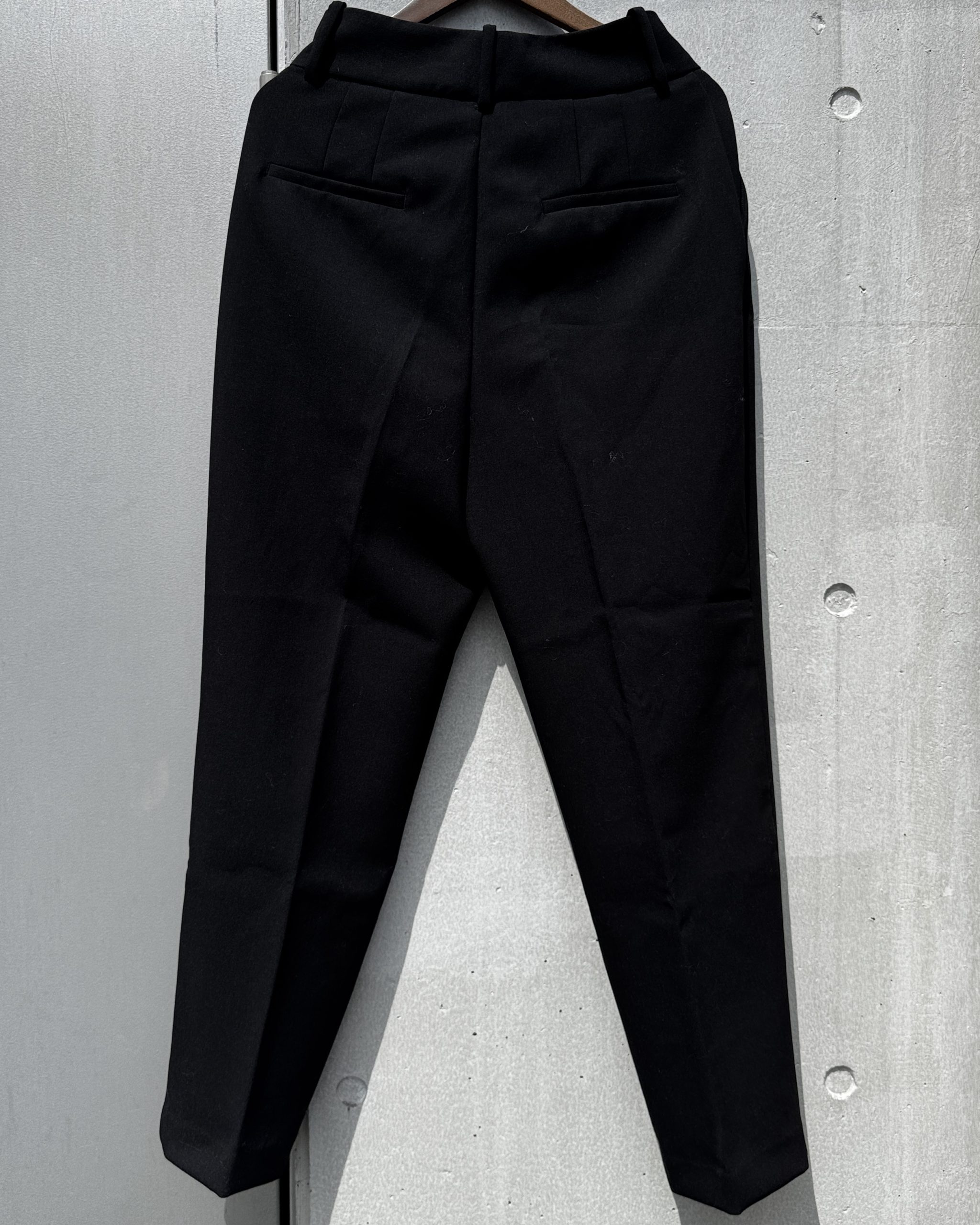 スラックス-ブラックテーパード