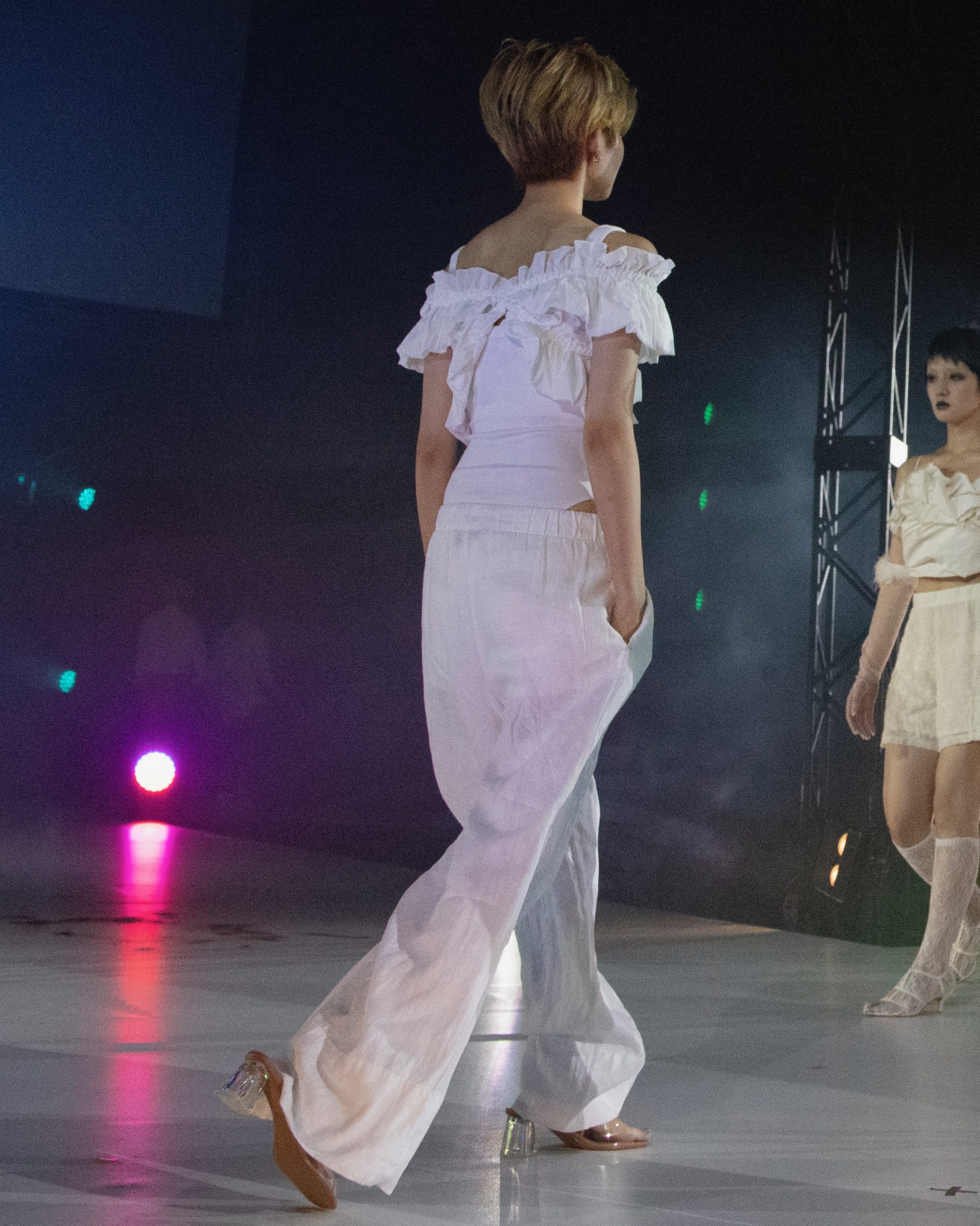 小物-白いフリフリのトップスにレイヤードできそうなやつ