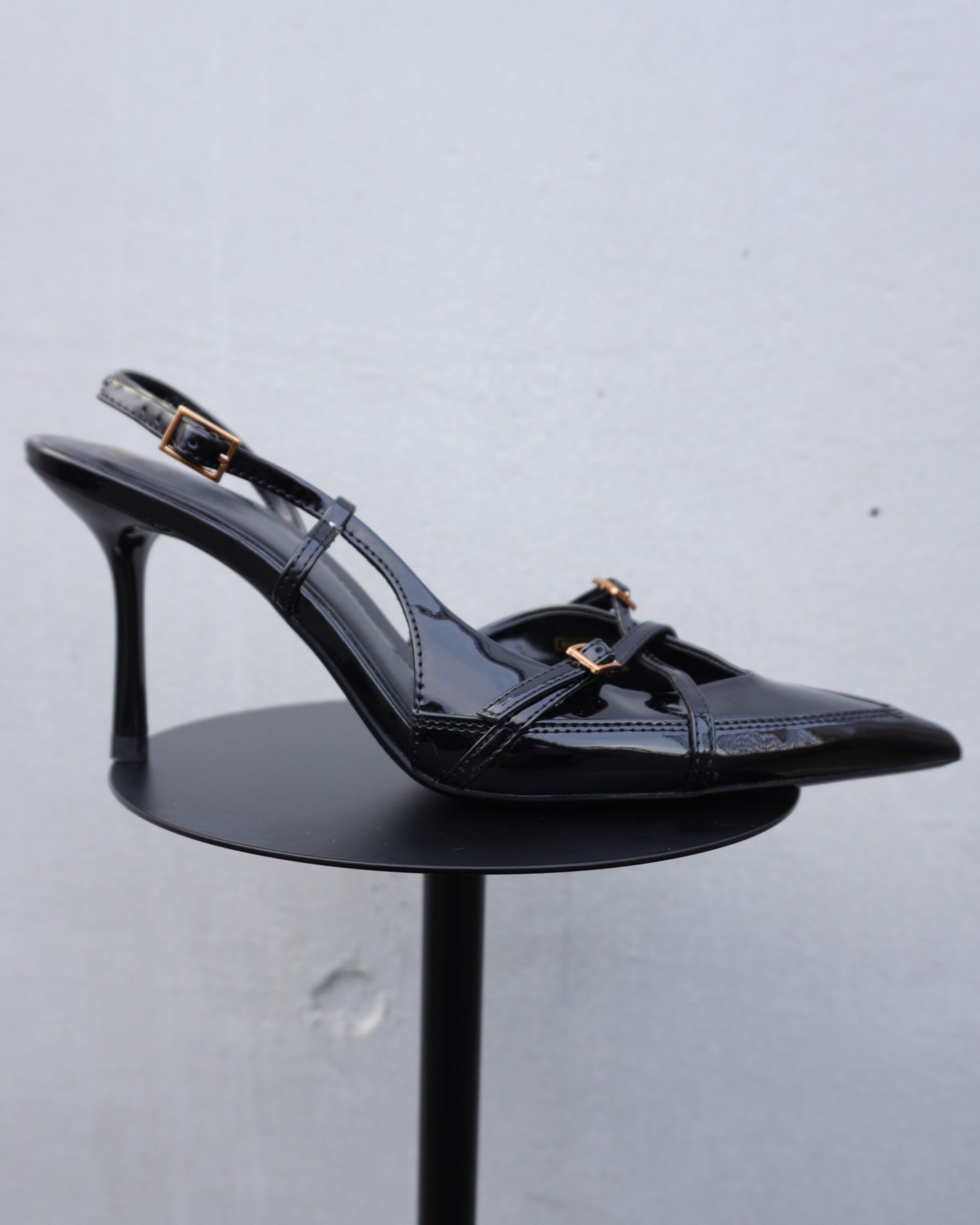 ストラップパンプス黒かかと無し