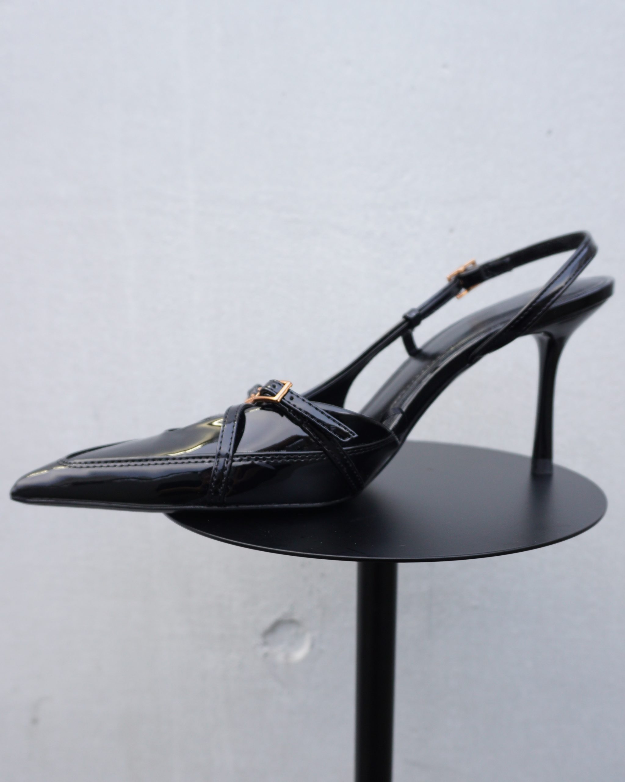 ストラップパンプス黒かかと無し