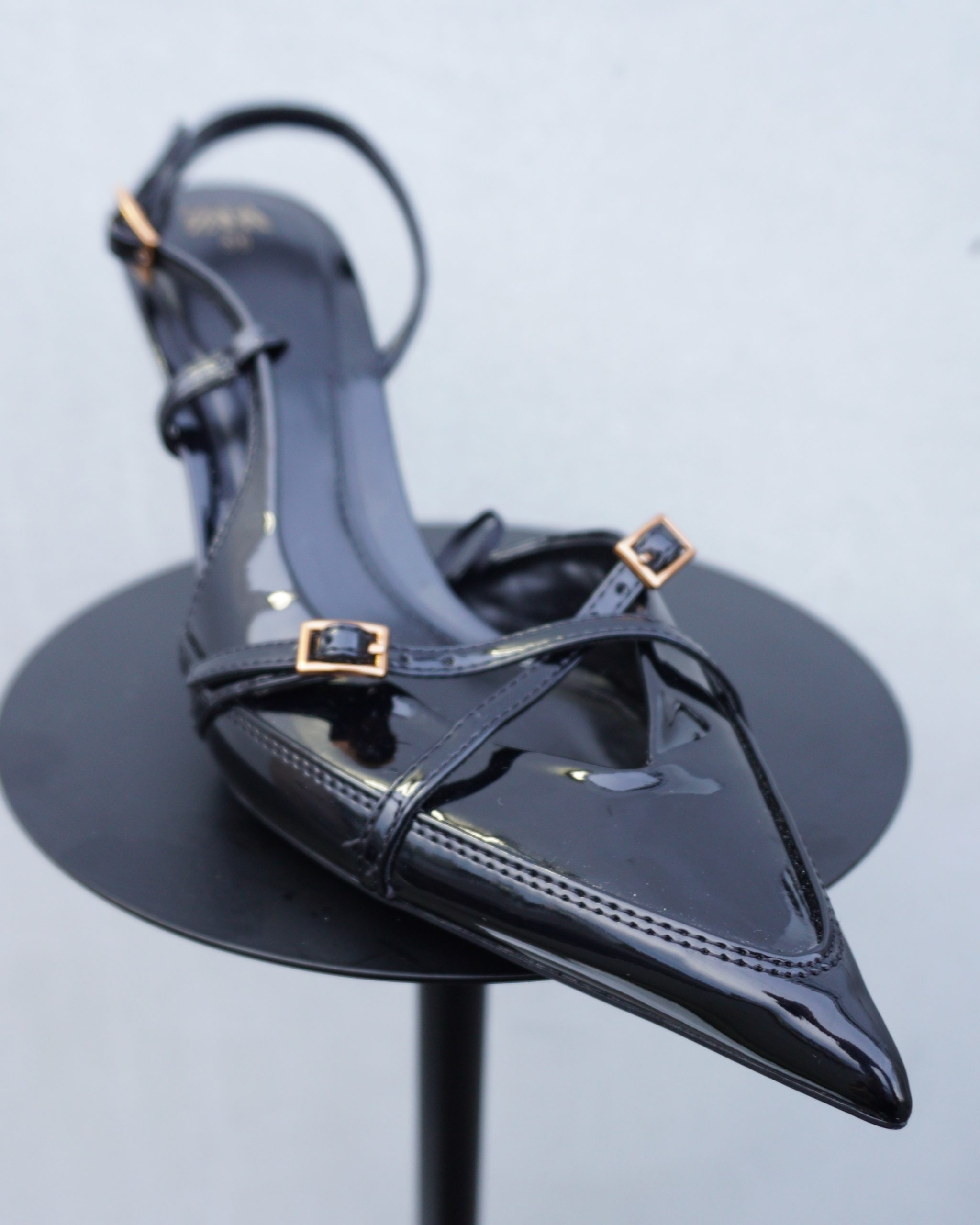 ストラップパンプス黒かかと無し