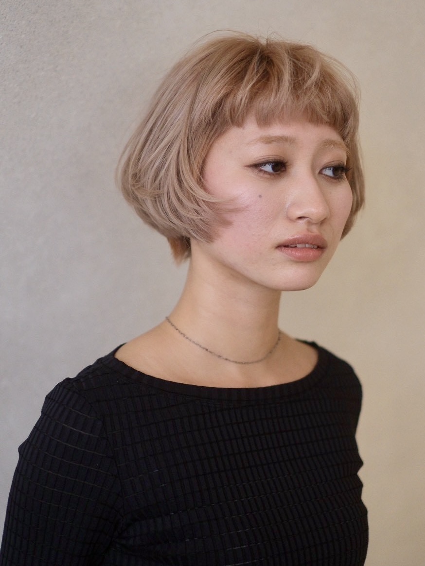ショートボブ/オン眉/上品ベージュ
