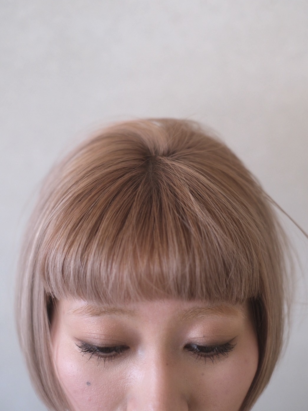 ショートボブ/オン眉/上品ベージュ