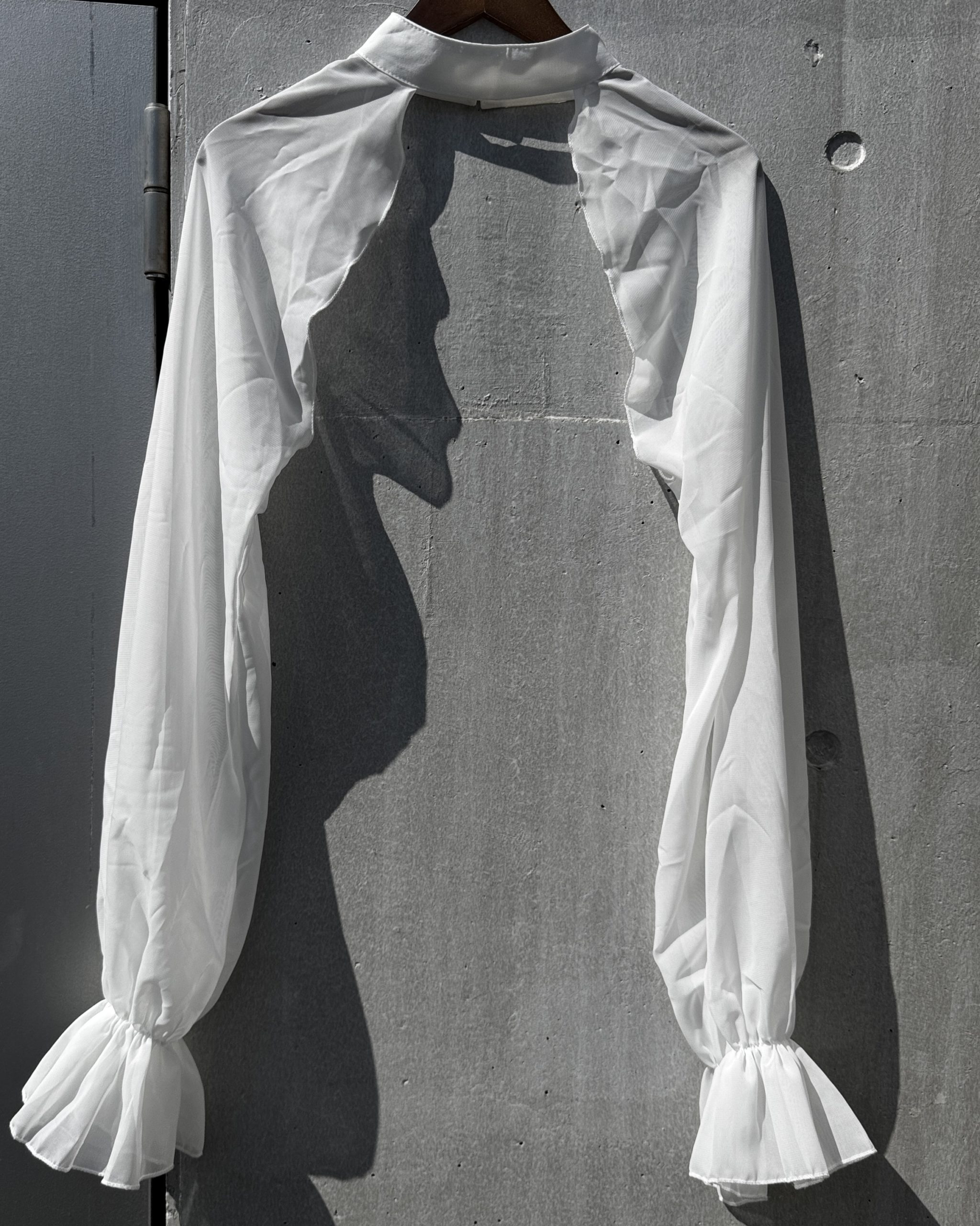 トップス-チョーカーに袖が繋がったみたいなの