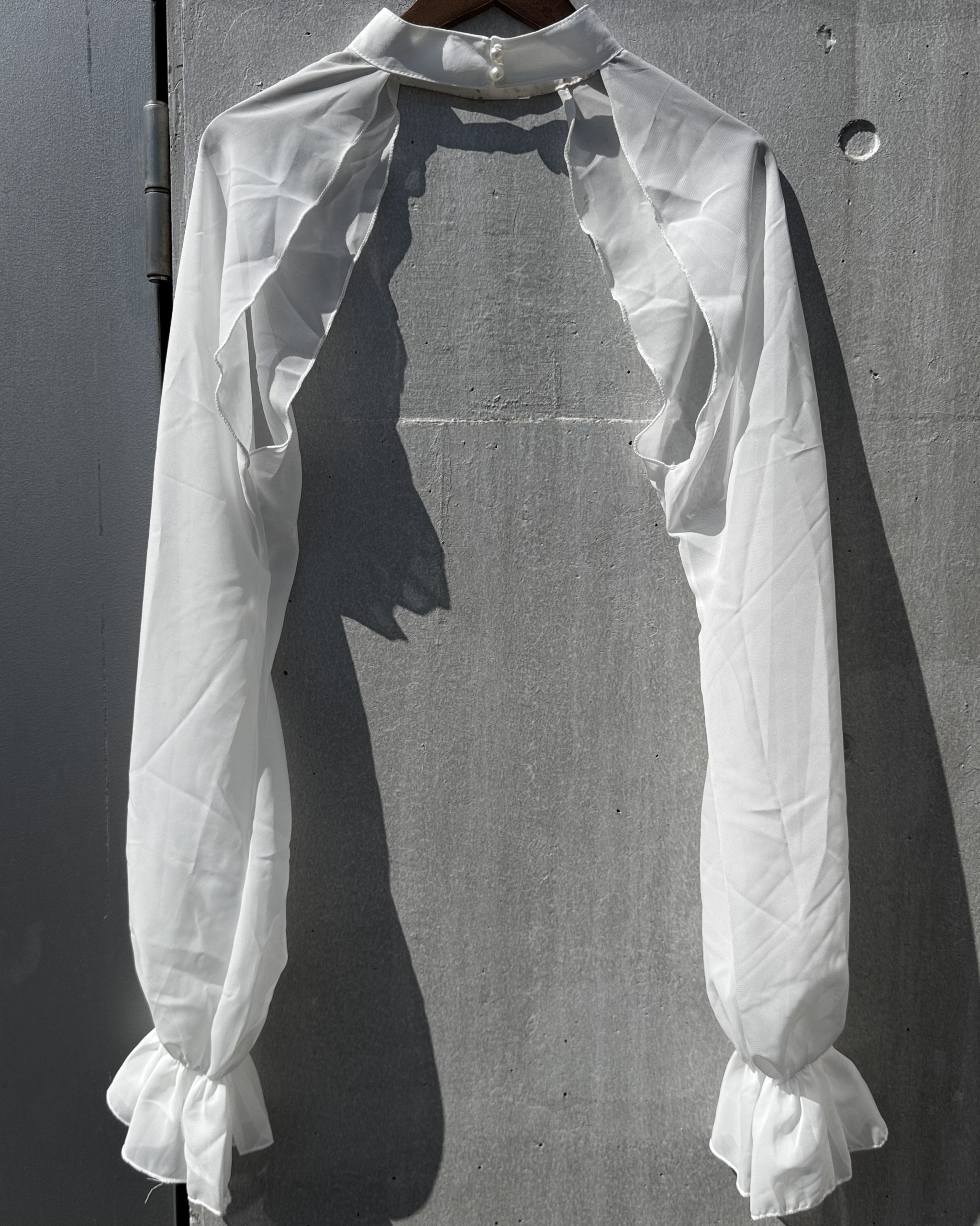 トップス-チョーカーに袖が繋がったみたいなの