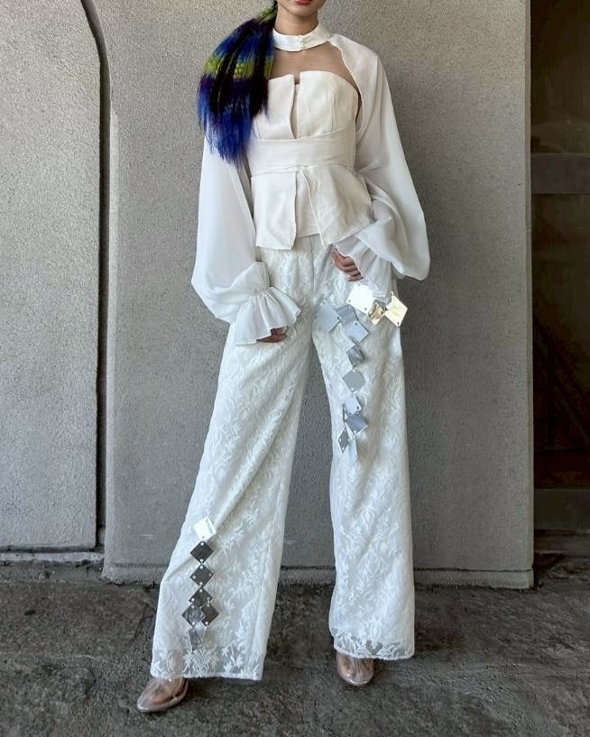 トップス-チョーカーに袖が繋がったみたいなの